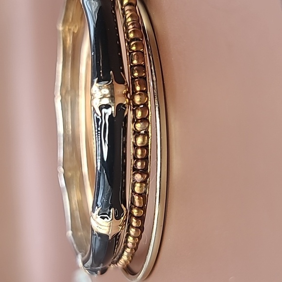 Three bangle bracelets in gold and black color - Picture 4 of 7